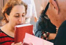 Evangelismo: Cristianos introducen Biblias de contrabando en Irán