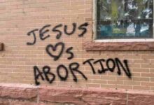 Iglesia destrozada con mensajes blasfemos a favor del aborto