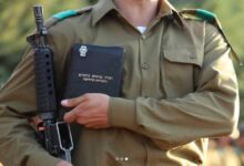 Israel: Críticas al ejercito por foto de soldado sosteniendo una Biblia hebrea