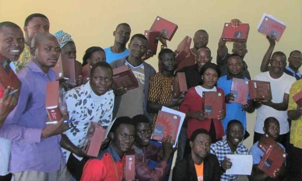 Ministerio enviará 100 mil Biblias a cristianos en África para 2028