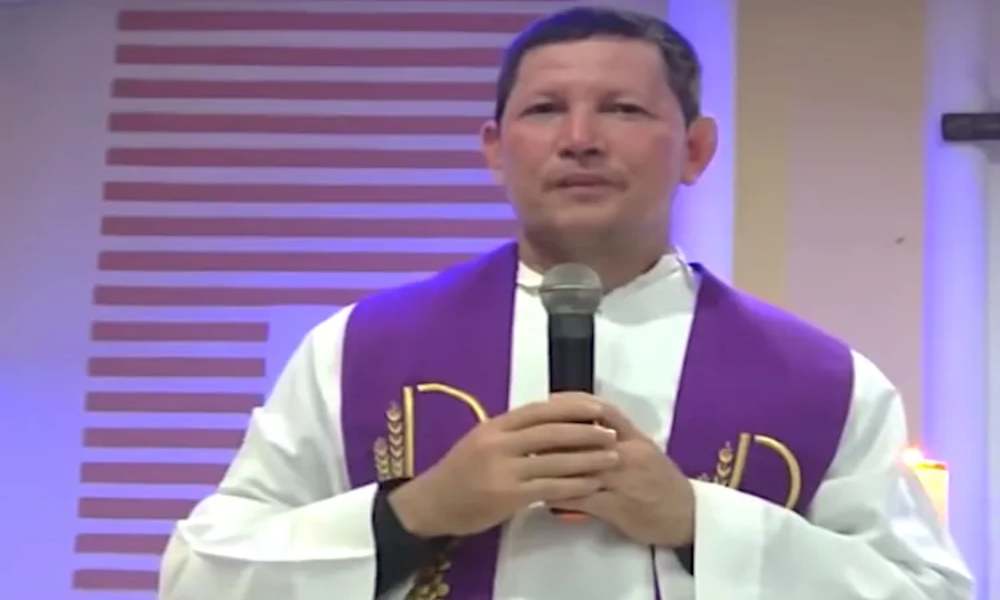 Sacerdote Luis Toro dice que escuchar música cristiana es malo
