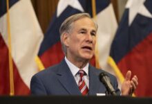 Gobernador de Texas pide que retiren libros LGBT de las escuelas