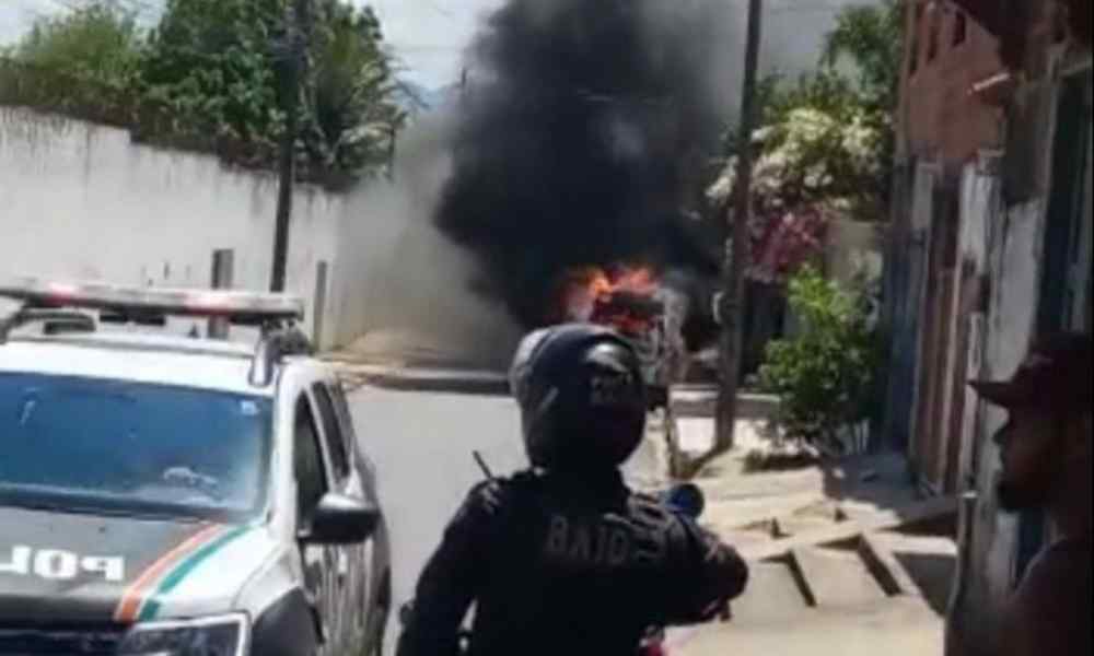 Población enfurecida saquea iglesia y prende fuego al auto de un pastor