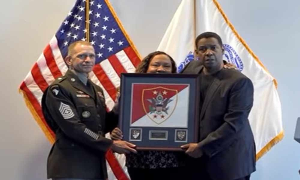 Denzel Washington glorifica a Dios mientras es honrado por el ejército de EE.UU