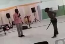 Hombre ataca con machete a pastor durante el culto