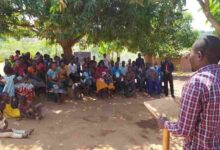 Iglesia bajo un árbol reúne a más de 100 personas en África