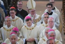 Insólito: Católicos piden escribir «Dios» con asterisco para que sea más inclusivo