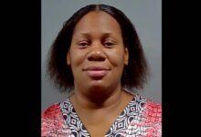 Mujer arrestada por morder en el pecho a un familiar que se negó a orar