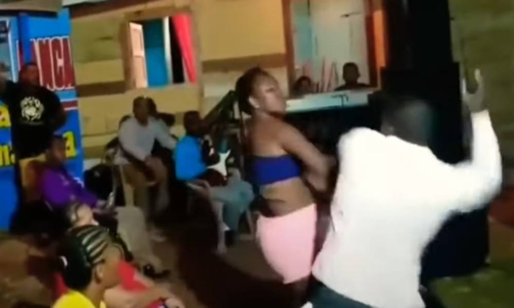 Mujer queda inconsciente al atacar a un pastor en un culto