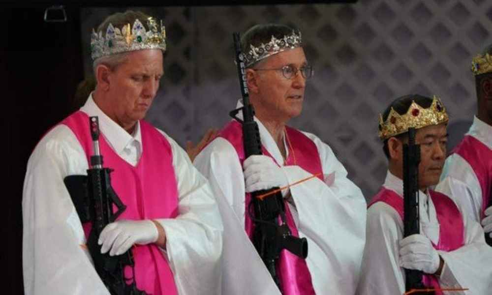 Pastor de secta organiza cultos con fieles armados de rifles y pistolas