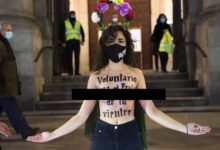 Activista posa sin camisa frente a una iglesia en apoyo al aborto