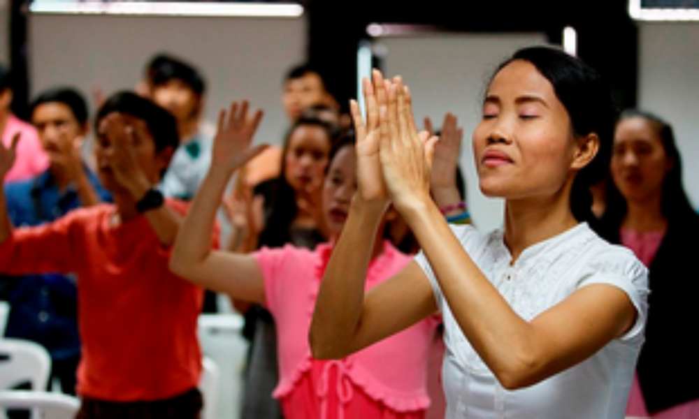 Cristiana sorda evita un suicidio en Asia tras predicarle a una mujer