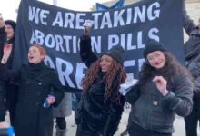Feministas toman píldoras abortivas fuera de la Corte Suprema para matar a sus bebés