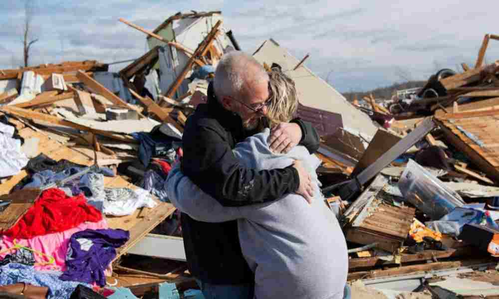 Líderes oran y piden ayuda después que tornados devastaron Kentucky