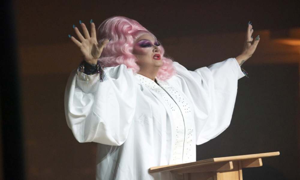 Pastor es despedido por vestirse de  drag queen para promover agenda LGBTQ