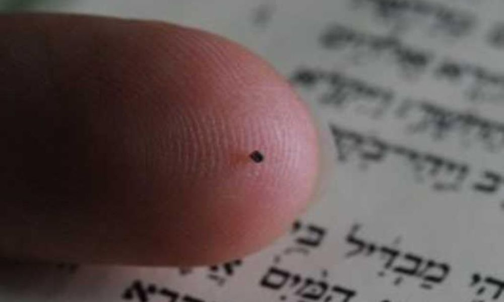 Permiten que visitantes en Jerusalén puedan ver la Nano Biblia