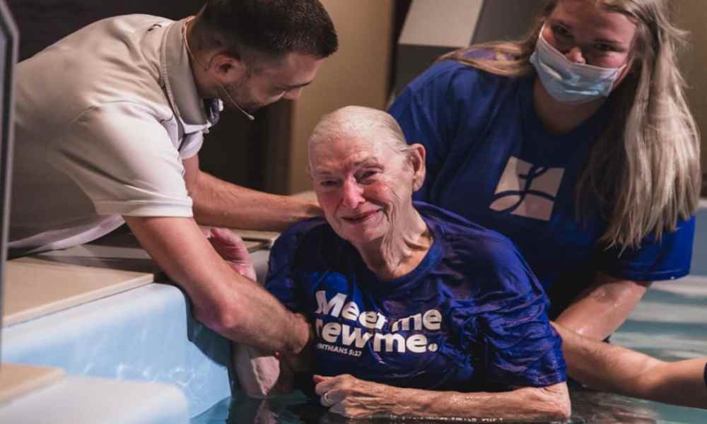 Anciana acepta a Jesús en su vida y es bautizada a los 86 años
