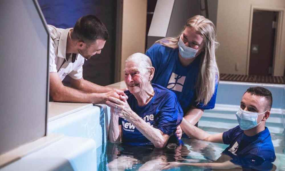 Mujer se bautiza a los 86 años tras superar su miedo al agua