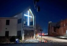 Cruz de iglesia bautista permanece en pie tras el tornado en Kentucky