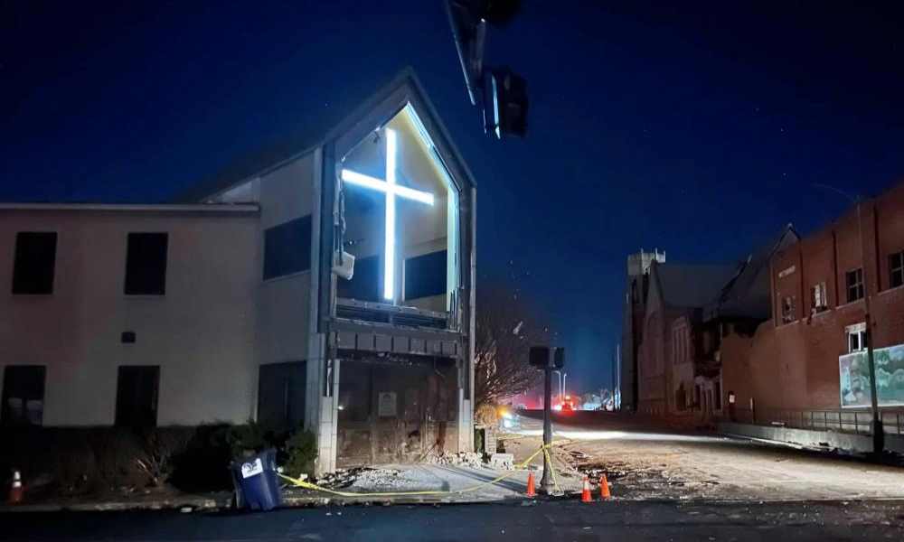 Cruz de iglesia bautista permanece en pie tras el tornado en Kentucky