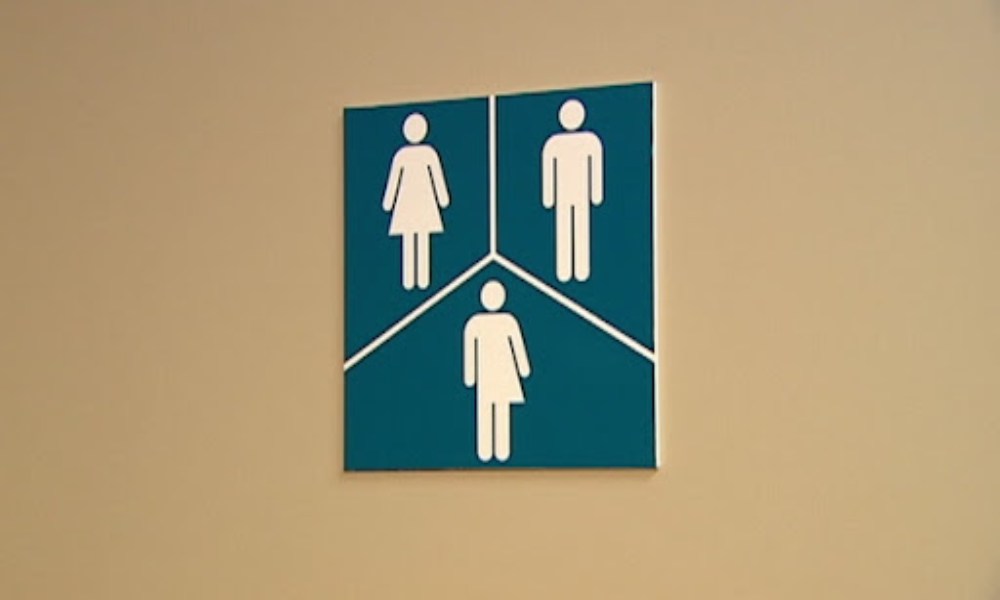 EE.UU: Escuelas públicas eliminan baños de niños y niñas para aumentar ‘equidad de género’