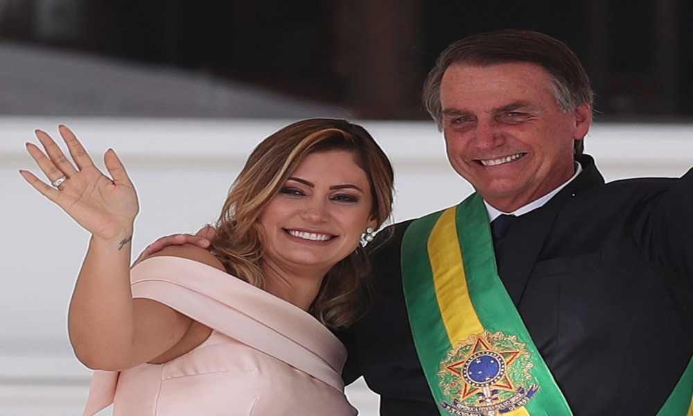 Esposa de Bolsonaro responde a los que se burlaron de ella por orar en lenguas