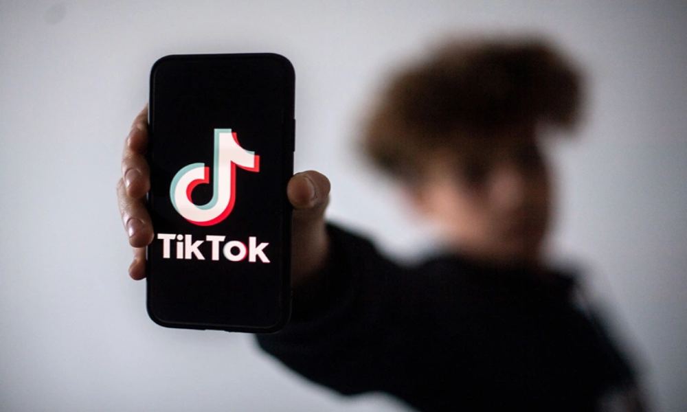 Expertos advierten que TikTok incita a los niños a realizarse cirugías trans
