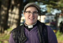 Obispo transgénero suspendido después de realizar comentarios racistas