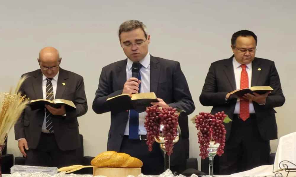 Pastor celebra la Santa Cena antes de asumir el cargo de ministro en Brasil
