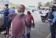 Predicador sin manos comparte el Evangelio a policías en las calles