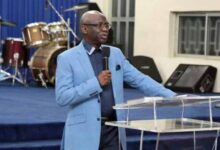 Pastor Tunde Bakare revela por qué rompió libro del obispo Oyedepo