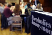 Separan a un grupo de Alcohólicos Anónimos por integrar la fe cristiana