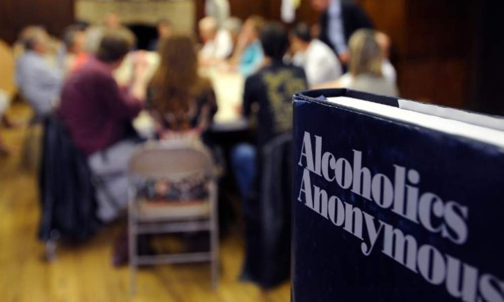 Separan a un grupo de Alcohólicos Anónimos por integrar la fe cristiana