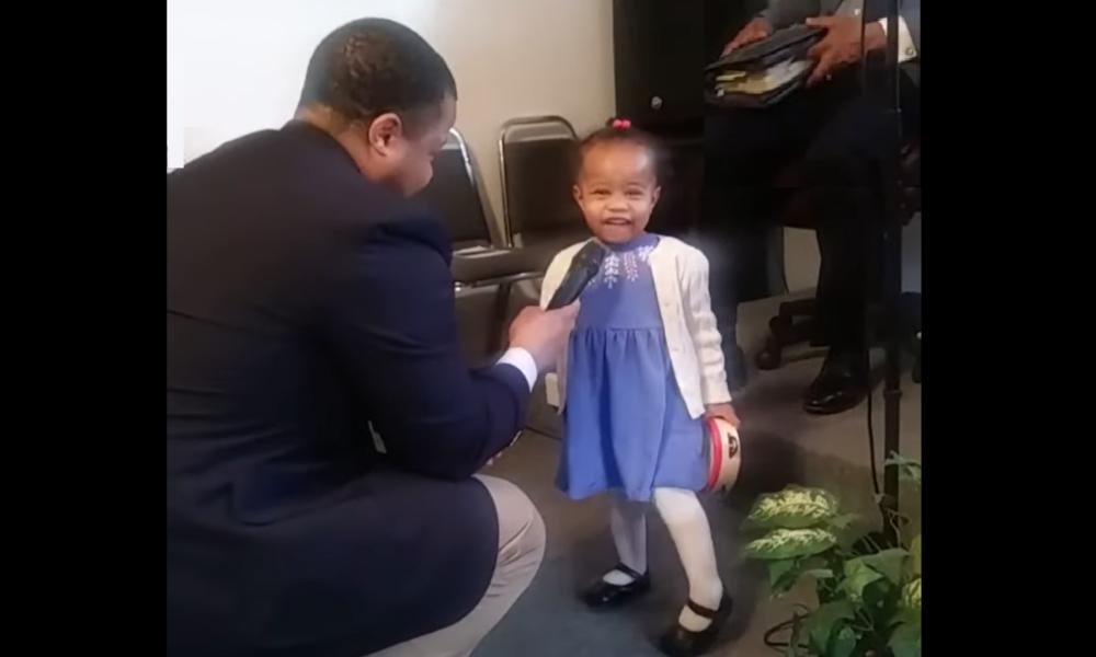 Conmovedor: Niña de 2 años canta «Jesús me ama» en iglesia cristiana