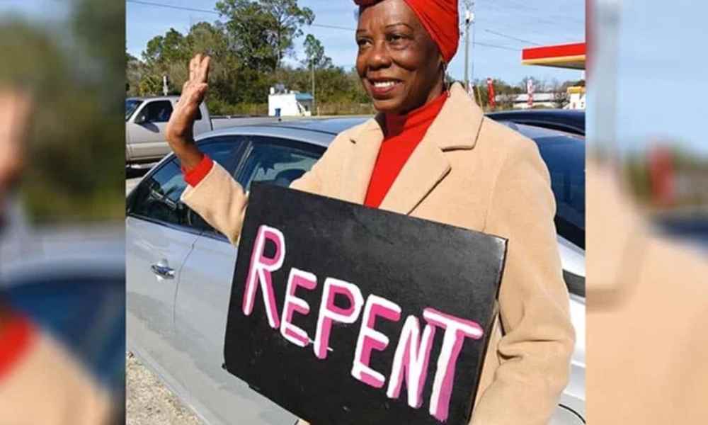 Mujer sobreviviente de cáncer evangeliza en las calles: «Jesús salva»