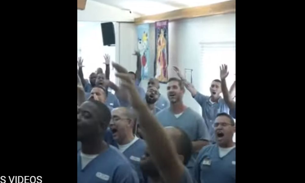 Cientos de reclusos cantaron himnos cristianos en cárcel de Florida