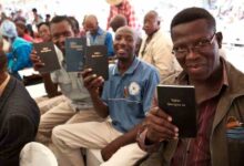 Voluntarios donan miles de horas para acelerar traducción de la Biblia