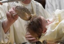 Iglesia católica invalida miles de bautizos por realizarlos de manera equivocada