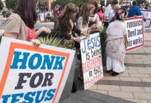 Cristianos protestan contra la primera conferencia satánica en Arizona