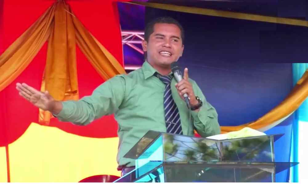 Carlos Rivas: el pastor que usa el Evangelio para condenar