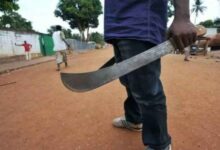 Pastor es asesinado a machetazos mientras rescataba niños en escuela