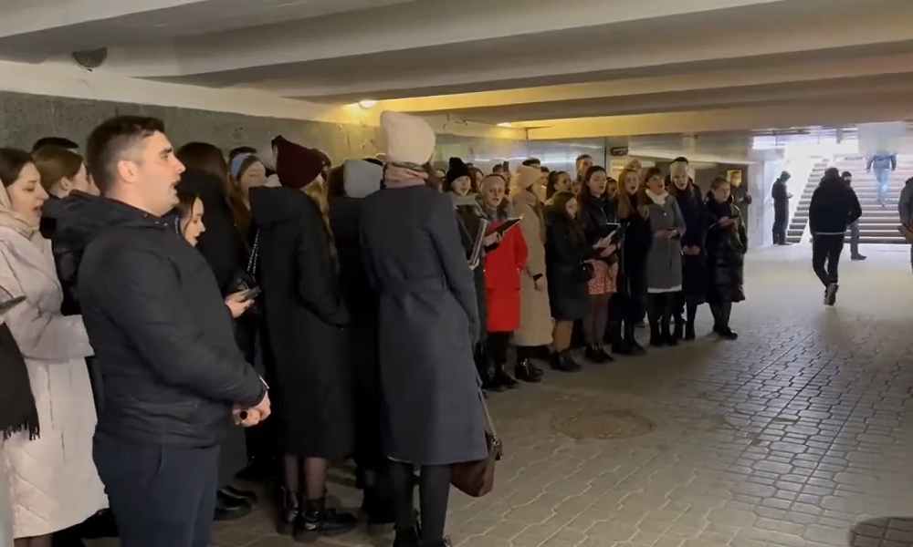 Ucrania: Cristianos se unen para adorar a Dios en el metro de Kiev