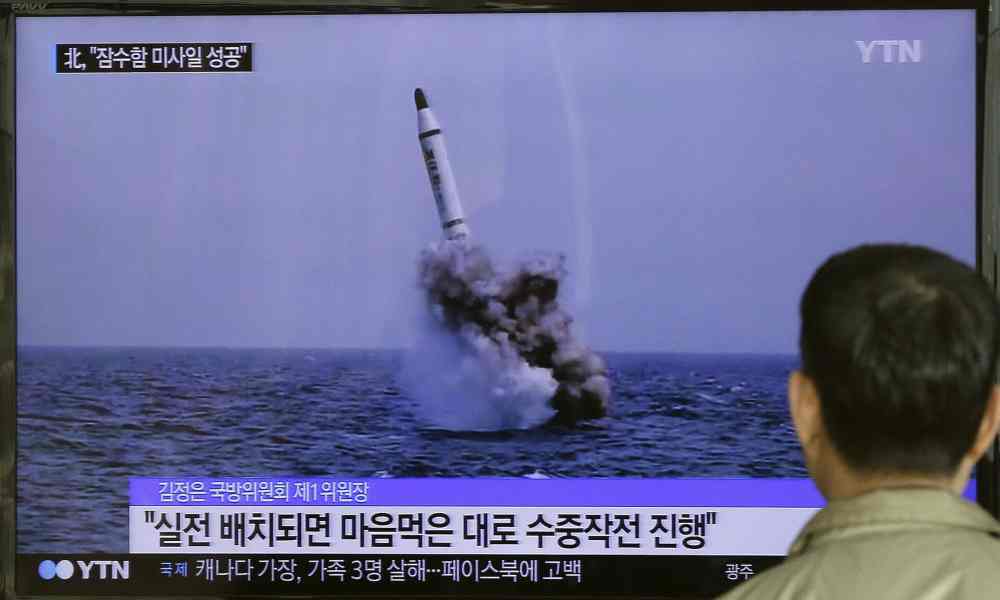 Corea del Norte prueba misil de largo alcance y aumenta tensiones