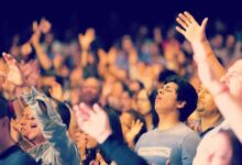 ¿Cuál es la diferencia entre alabanza y adoración?