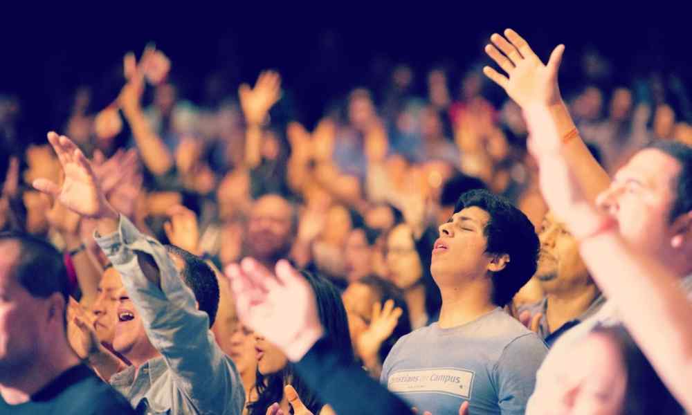 ¿Cuál es la diferencia entre alabanza y adoración?
