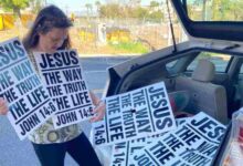 Ateos quitan letreros cristianos en Los Ángeles