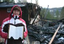 Mujer encuentra su Biblia intacta tras incendio en su residencia