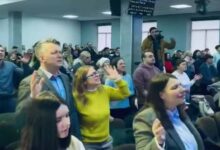 Iglesia de Ucrania celebra culto en medio de ataques