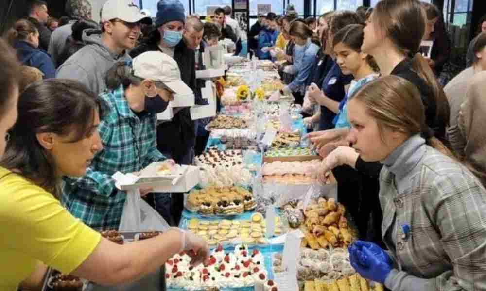 Iglesia recauda $145 mil de venta de pasteles para ayudar a los ucranianos