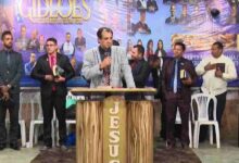 Insólito: Pastor asegura que Dios usó una gallina para profetizarle